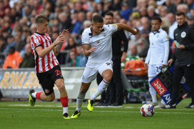 Swansea City 23 numaralı Nathan Wood Sky Bet Şampiyonası 'nda Swansea.com Stadyumu' nda Swansea.com, Swansea, Birleşik Krallık 'ta Swansea City ile oynanan 20 numaralı Sunderland maçında Jack Clarke' ın baskısı altında.