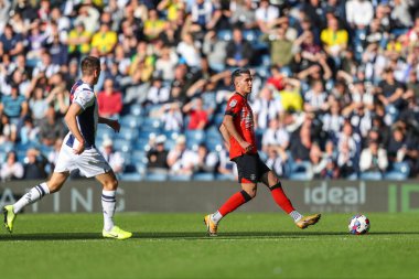 Luton Town 'dan Dan Potts, West Bromwich Albion' a karşı Luton Town 'un 8 Ekim 202' de oynadığı The Hawthorns, West Bromwich, İngiltere 'deki Sky Bet Şampiyonası maçında pas attı.