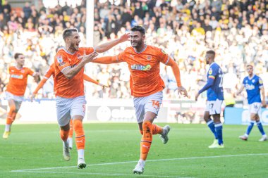 Blackpool 'dan Gary Madine 8 Ekim 202' de Bloomfield Road, Blackpool 'da oynanan Blackpool-Watford maçında golünü 1-0 atmasını kutluyor.