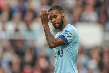 Brentford 'dan Rico Henry # 3 Premier Lig maçı sırasında Newcastle United, Brentford' a karşı St. James 's Park, Newcastle, İngiltere, 8 Ekim 202