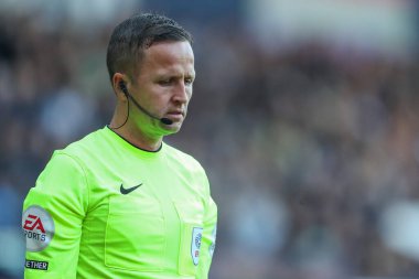 Hakem David Webb Sky Bet Şampiyonası maçında West Bromwich Albion, Luton Town 'a karşı The Hawthorns, West Bromwich, İngiltere, 8 Ekim 202