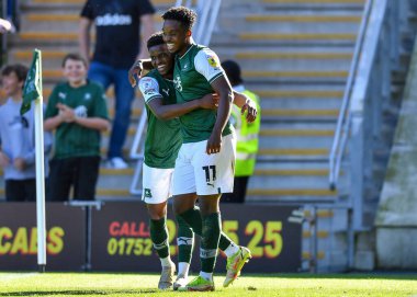GoAL 1-0 Plymouth Argyle forvet Niall Ennis (11) ve Plymouth Argyle tam arkası Bali Mumba (17), Sky Bet 1 maçı Plymouth Argyle - Accrington Stanley maçında 8 Ekim 202 'de Home Park, Plymouth, Birleşik Krallık' ta gol attılar.