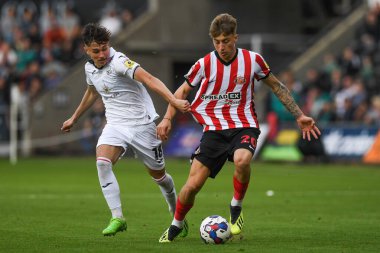 Sunderland 'dan Jack Clarke # 20 Sunderland Swansea Stadyumu Swansea.com Stadyumu' nda Swansea City - Swansea Şampiyonası 'nda Luke Cundle # 18' in baskısı altında.