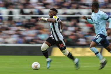 Newcastle United takımından Allan Saint-Maximin, 8 Ekim 202 'de St. James' s Park, Newcastle 'da oynanan Premier League karşılaşmasında topu durdurdu.