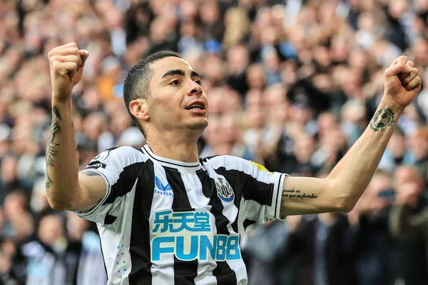 Newcastle United takımından Miguel Almirn, 8 Ekim 2022 'de St. James' s Park, Newcastle, İngiltere 'de oynanan Premier League karşılaşmasında 4-1 kazanma hedefini kutluyor.