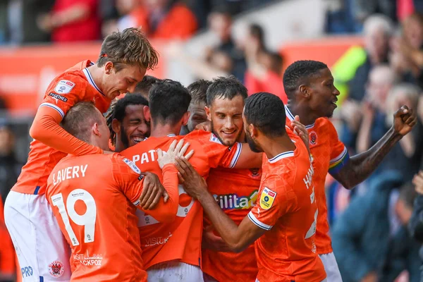 Blackpool 'dan Jerry Yates 8 Ekim 202' de Bloomfield Road, Blackpool 'da oynanan Blackpool-Watford maçında 3-1 kazanma golünü kutluyor.