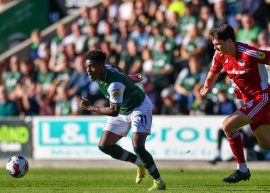 Plymouth Argyle forvet Niall Ennis (11), 8 Ekim 202 'de Home Park, Plymouth, İngiltere' de oynanan Sky Bet League 1 karşılaşmasında topla saldırıyor.