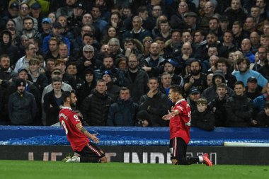 Manchester United takımından Antony # 21 Premier League maçında Manchester United ile 9 Ekim 202 'de Goodison Park, Liverpool' da oynanan Manchester United maçında Bruno Fernandes ile 1-1 'lik galibiyetini kutluyor.