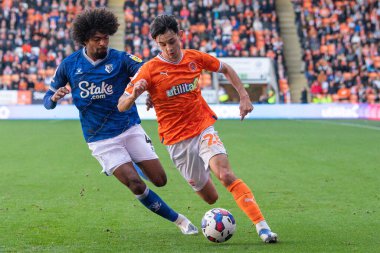 Blackpool 'dan Charlie Patino Blackpool' dan # 28 numara, 8 Ekim 202 'de Blackpool, İngiltere' deki Bloomfield Road 'da oynanan Blackpool-Watford maçında Watford' dan 4 numaralı Hamza Choudhury 'u geçti.