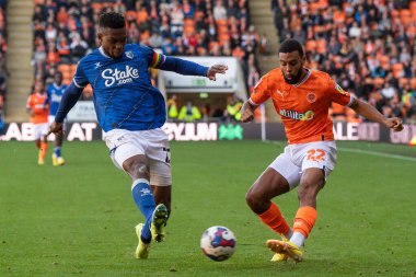 Blackpool 'dan CJ Hamilton # 22, Blackpool - Watford maçında Bloomfield Road, Blackpool, İngiltere, 8 Ekim 202' de topu çaprazlıyor.