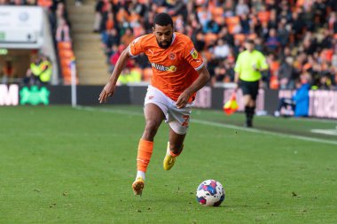 Blackpool 'dan CJ Hamilton # 22, 8 Ekim 202' de Bloomfield Road, Blackpool 'da Blackpool' a karşı oynanan Blackpool Şampiyonası maçında topa vuruyor.