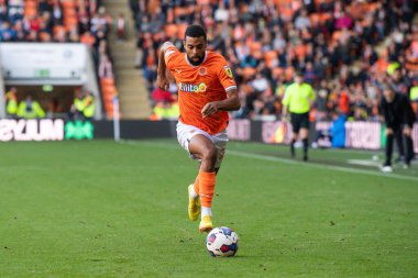 Blackpool 'dan CJ Hamilton # 22, 8 Ekim 202' de Bloomfield Road, Blackpool 'da Blackpool' a karşı oynanan Blackpool Şampiyonası maçında topa vuruyor.