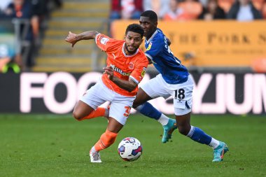 Blackpool 'dan Liam Bridcutt # 35, Blackpool' da Blackpool 'a karşı 8 Ekim 202' de oynanan Blackpool-Watford maçında Watford 'lu Yaser Asprilla # 18' i geçiyor.