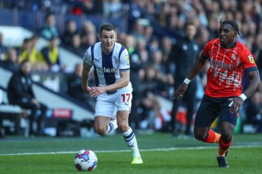 West Bromwich Albion 'un 17 numarası West Bromwich Albion, West Bromwich Albion' a karşı Luton Town 'da 8 Ekim 202' de oynanan The Hawthorns, West Bromwich Albion maçında topla koşuyor.