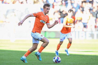 Blackpool 'dan Callum Connolly 8 Ekim 202' de Bloomfield Road, Blackpool 'da Blackpool' a karşı oynanan Gökyüzü İddia Şampiyonası karşılaşmasında topla bir çıkış yaptı.