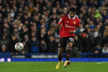 Manchester United takımından Marcus Rashford 9 Ekim 202 'de Goodison Park, Liverpool' da oynanan Premier League maçında topu temizledi.