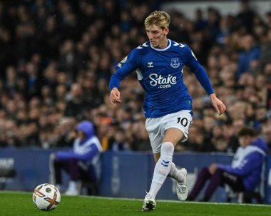 Everton 'dan Anthony Gordon 9 Ekim 202' de Goodison Park, Liverpool, İngiltere 'de oynanan Premier League maçında topu Everton' a karşı Manchester United 'a atıyor.