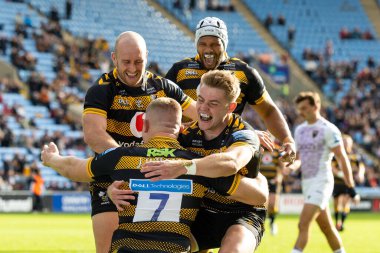 Wasps Rugby takımından Jack Willis, Gallagher Premiership maçında Coventry Building Society Arena, Coventry, İngiltere, 9 Ekim 202 'de Wasps-Northampton Saints maçında gol attıktan sonra takım arkadaşları tarafından tebrik edildi.