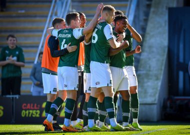 Gol 1-0 Plymouth Argyle forvet Niall Ennis (11), 8 Ekim 202 'de Home Park, Plymouth, İngiltere' de oynanan Sky Bet 1 karşılaşmasında takım arkadaşlarıyla attığı golü kutluyor.