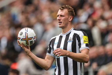 Newcastle United takımından Dan Burn, 8 Ekim 202 'de St. James' s Park, Newcastle, İngiltere 'de oynanan Premier League karşılaşmasında oyuna dahil olmaya hazırlanıyor.