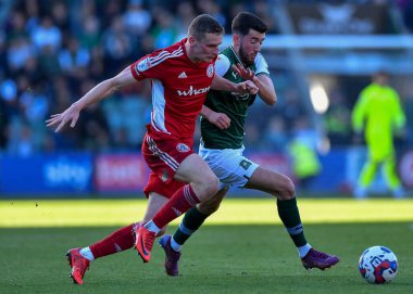 Plymouth Argyle orta saha oyuncusu Finn Azaz (18), 8 Ekim 202 'de Home Park, Plymouth, İngiltere' de oynanan Sky Bet 1 karşılaşmasında Accrington Stanley orta saha oyuncusu Ethan Hamilton (4) ile top mücadelesi verdi.