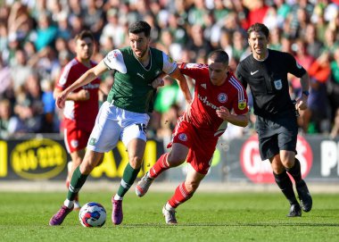 Plymouth Argyle orta saha oyuncusu Finn Azaz (18), Plymouth Argyle - Accrington Stanley Accrington Stanley orta saha oyuncusu Liam Coyle (6) maçında topu Home Park, Plymouth, Birleşik Krallık, 8.