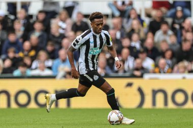 Newcastle United takımının oyuncusu Joe Willock, Premier League maçı Newcastle United 'ın 8 Ekim 202' de St. James 's Park, Newcastle' da Brentford 'a karşı oynadığı maçta topu düşürüyor.