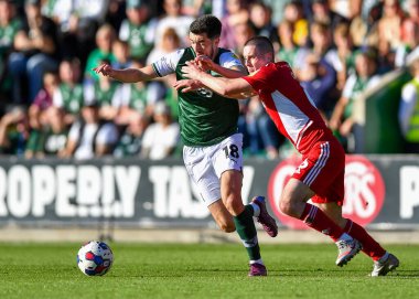Plymouth Argyle (18) orta saha oyuncusu Finn Azaz (18), 8 Ekim 202 'de Home Park, Plymouth, İngiltere' de oynanan Sky Bet League 1 karşılaşmasında Accrington Stanley ile oynadığı karşılaşmada Accrington Stanley orta saha oyuncusu Liam Coyle (6) ile top mücadelesi verdi.