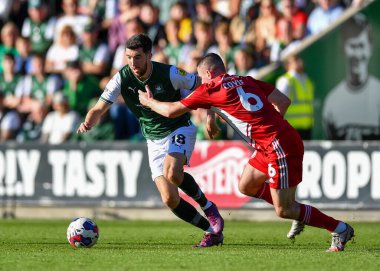 Plymouth Argyle (18) orta saha oyuncusu Finn Azaz (18), 8 Ekim 202 'de Home Park, Plymouth, İngiltere' de oynanan Sky Bet League 1 karşılaşmasında Accrington Stanley ile oynadığı karşılaşmada Accrington Stanley orta saha oyuncusu Liam Coyle (6) ile top mücadelesi verdi.