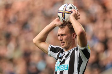 Newcastle United takımından Dan Burn, 8 Ekim 202 'de St. James' s Park, Newcastle, İngiltere 'de oynanan Premier League karşılaşmasında oyuna dahil olmaya hazırlanıyor.