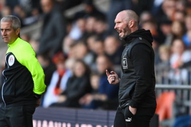 Blackpool 'un Michael Appleton teknik direktörü takımına, 8 Ekim 202' de Bloomfield Road, Blackpool 'da oynanan Blackpool-Watford maçında talimat verdi.