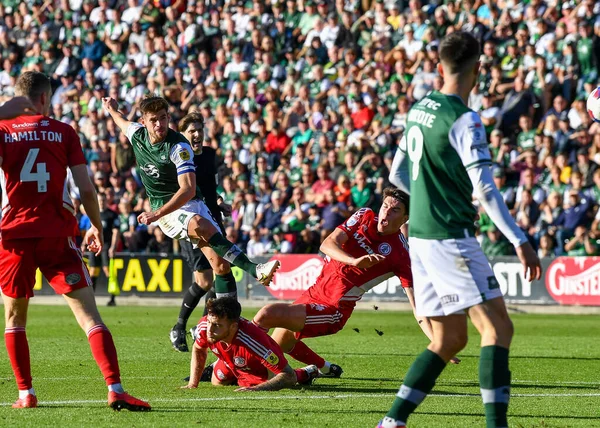 Plymouth Argyle Mittfältare Joe Edwards Tar Ett Skott Och Missar — Stockfoto