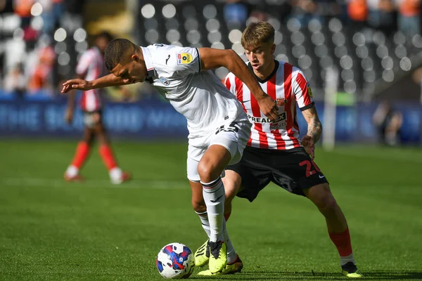 Nathan Wood Swansea City Υπό Πίεση Από Τον Jack Clarke — Φωτογραφία Αρχείου