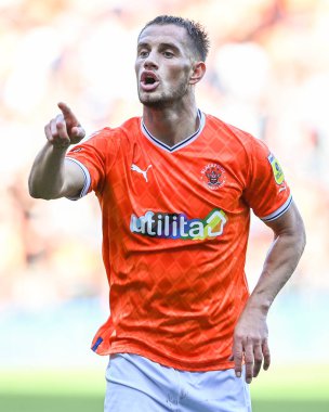 Blackpool 'dan Jerry Yates 8 Ekim 202' de Bloomfield Road, Blackpool 'da Blackpool' a karşı oynanan Gökyüzü İddia Şampiyonası maçında takımına talimatlar veriyor.