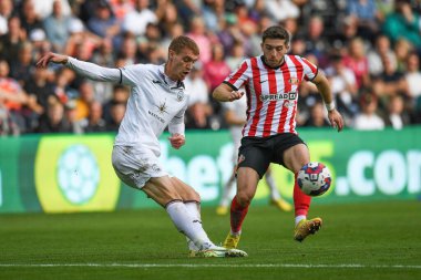 Swansea City 'den Jay Fulton, 8 Ekim 202' de Swansea.com Stadyumu 'nda Swansea City ile Sunderland arasındaki Sky Bet Şampiyonası maçında Lynden Gooch # 11' in baskısı altında temizlendi.