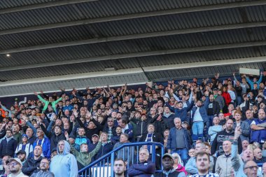 West Bromwich Albion taraftarları, West Bromwich Albion 'a karşı The Hawthorns, West Bromwich, Birleşik Krallık' ta 8 Ekim 202 'de oynanan karşılaşma sırasında şarkı söylüyorlar.