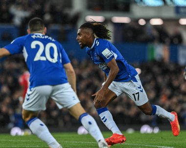 Everton 'dan Alex Iwobi, 9 Ekim 202' de Goodison Park, Liverpool 'da oynanan Premier League maçında 1-0 kazanma hedefini kutluyor.