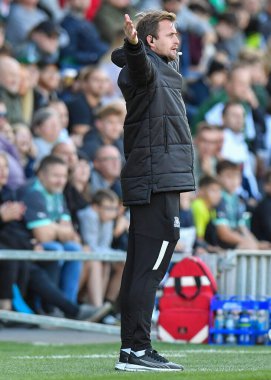 Plymouth Argyle Müdür Yardımcısı Mark Hughes, 8 Ekim 202 'de Home Park, Plymouth, İngiltere' de oynanan Sky Bet Lig 1 karşılaşmasında Plymouth Argyle 'a karşı Accrington Stanley' i işaret ederek el kol hareketi yapıyor ve bağırıyor.