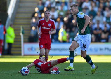 Plymouth Argyle orta saha oyuncusu Sam Cosgrove (16), Sky Bet 1 karşılaşmasında Accrington Stanley orta saha oyuncusu Sean McConville 'i (11) geçti.