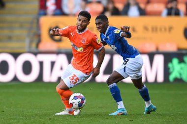 Blackpool 'dan Liam Bridcutt # 35, Blackpool' da Blackpool 'a karşı 8 Ekim 202' de oynanan Blackpool-Watford maçında Watford 'lu Yaser Asprilla # 18' i geçiyor.