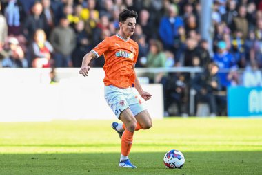 Blackpool 'dan Charlie Patino 8 Ekim 202' de Bloomfield Road, Blackpool 'da Blackpool' a karşı oynanan Blackpool Şampiyonası maçında topa vuruyor.