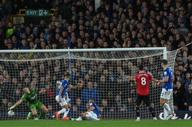 Manchester United 'ın 8 numaralı oyuncusu Bruno Fernandes, 9 Ekim 202' de Goodison Park, Liverpool 'da oynanan Premier League maçında ofsaytı yönetti.