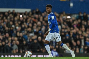 Everton 'dan Demarai Gray 9 Ekim 202' de Goodison Park, Liverpool, İngiltere 'de oynanan Premier League maçı Everton-Manchester United maçında topu aldı.