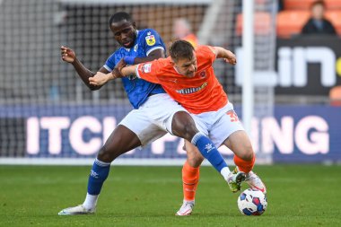 Blackpool 'dan Jordan Thorniley # 34, Blackpool, İngiltere' de 8 Ekim 202 'de Blackpool Road, Blackpool' da oynanan Blackpool-Watford maçında Watford 'dan Keinan Davis # 7' yi durdurdu.