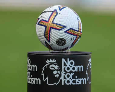 Premier Lig maçında Newcastle United, Brentford 'a karşı St. James' s Park, Newcastle, İngiltere, 8 Ekim 202 'de oynanan maçta ırkçılık standı ve maç topuna yer yok.