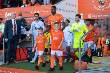 Blackpool 'dan Marvin Ekpiteta takımının maskotları ile Bloomfield Road, Blackpool, İngiltere' de oynanan ve 8 Ekim 202 'de oynanan Blackpool-Watford maçında öne geçiyor.