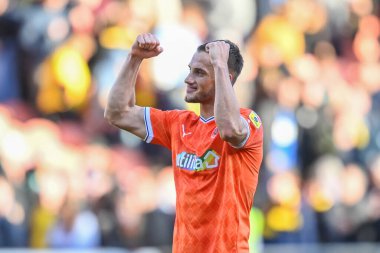 Blackpool 'dan Jerry Yates 8 Ekim 202' de Bloomfield Road, Blackpool 'da oynanan Blackpool-Watford maçının sonunda taraftarlarıyla kutlama yapıyor.