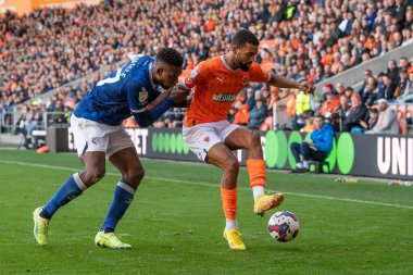 Blackpool 'dan CJ Hamilton # 22, 8 Ekim 202' de Blackpool Road, Blackpool 'da Blackpool-Watford maçında Watford' dan Christian Kabasele # 27 'yi durdurdu.