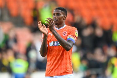 Blackpool 'dan Marvin Ekpiteta, 8 Ekim 202' de Bloomfield Road, Blackpool 'da oynanan Blackpool-Watford maçının sonunda taraftarları alkışlıyor.