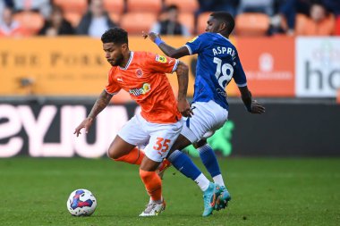 Blackpool 'dan Liam Bridcutt # 35, Blackpool' da Blackpool 'a karşı 8 Ekim 202' de oynanan Blackpool-Watford maçında Watford 'lu Yaser Asprilla # 18' i geçiyor.